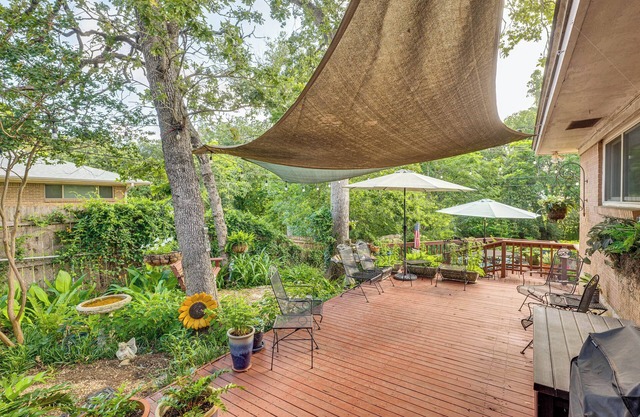 Lovely Bryan Home w/ Deck - 4 Mi to Kyle Field!