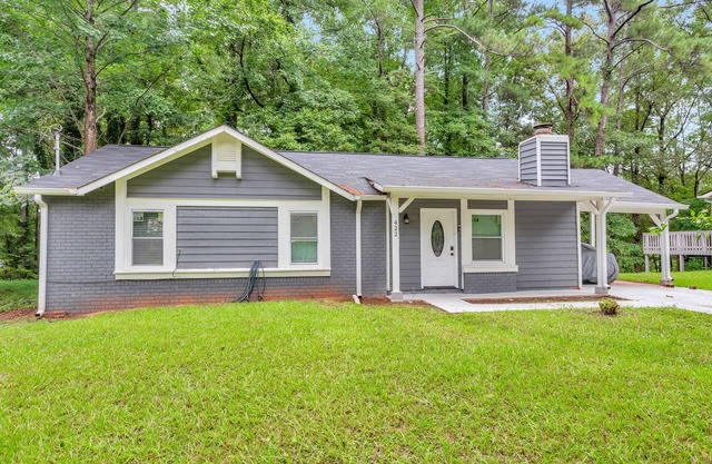Lovely bungalow with fireplace, grill, central AC, full kitchen, & washer/dryer