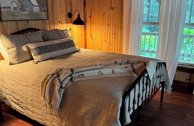 Lovely cabin with AC in charming Shelbyville Close to Lake Toledo Bend.
