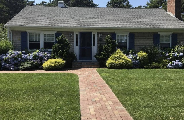 Lovely Cape Cottage Home < 1 mile to the beach! Gigabit WIFI 1000Mbps