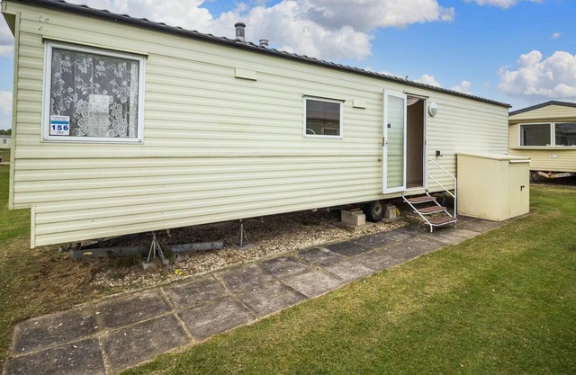 Lovely caravan for hire at Sunnydale Holiday Park in Lincs ref 35156S