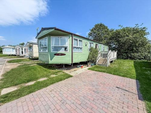 Lovely Caravan For Hire With Decking At Skipsea Sands In Yorkshire Ref 41015Wf