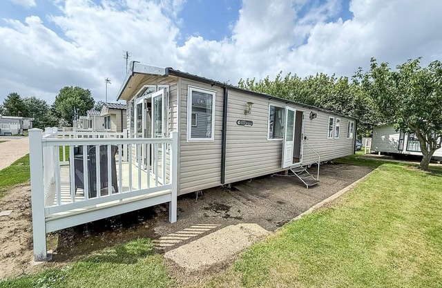 Lovely caravan with decking at Broadland Sands, Suffolk ref 20302BS
