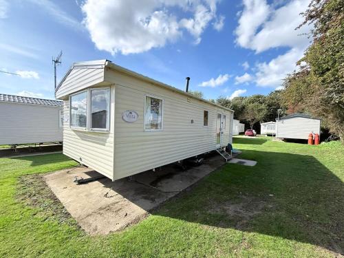 Lovely Caravan With Free Wi-Fi At Broadland Sands Park, Suffolk Ref 20020Bs
