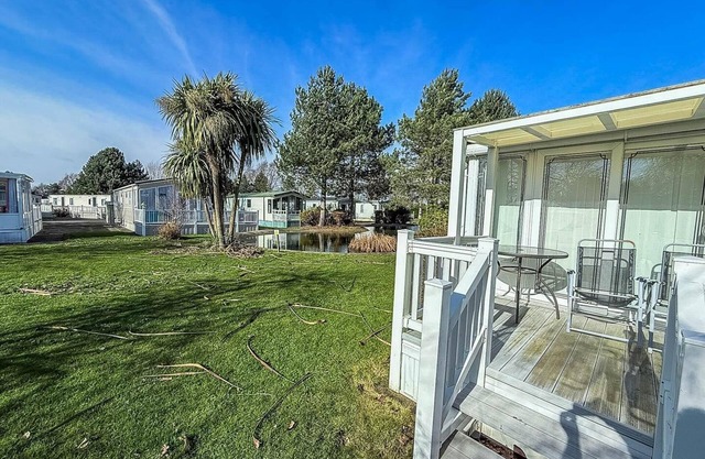 Lovely caravan with large decking at Southview Holiday Park ref 33108S
