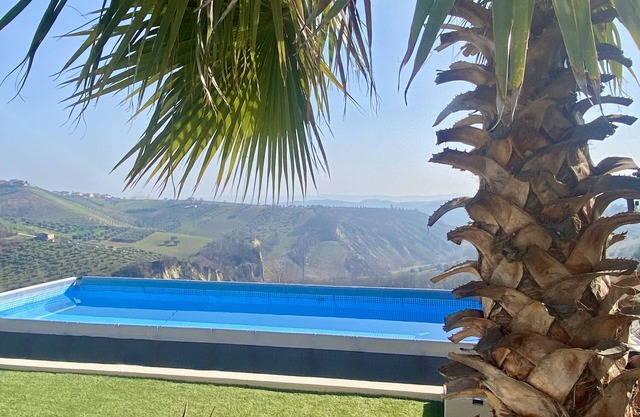 Lovely holiday home with hot tub and stunning views!