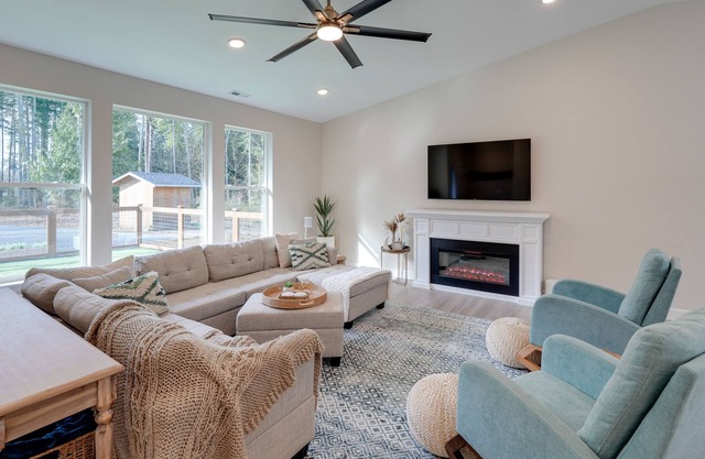 Lovely Clinton Home w/ Hot Tub on 10 Acres!