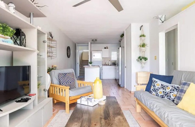 Lovely Condo 3 min walk to Combate Beach, with pool, WIFI