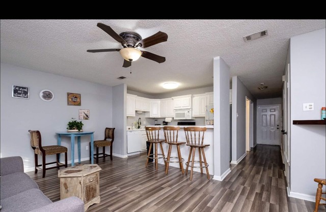 Lovely condo in sherwood with pool