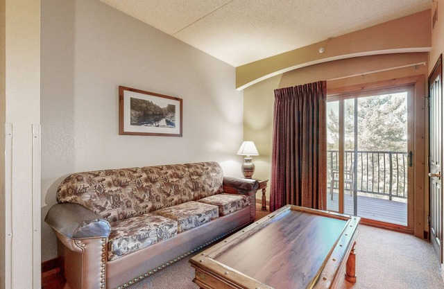 Lovely condo with on-site water park, balcony, kitchenette & central AC