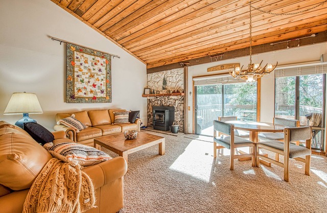 Lovely condo with free WiFi, pellet stove, large deck, & serene setting