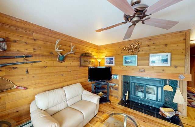 Lovely condo with pool, fireplace, hot tub, tennis, skiing, sauna & W/D