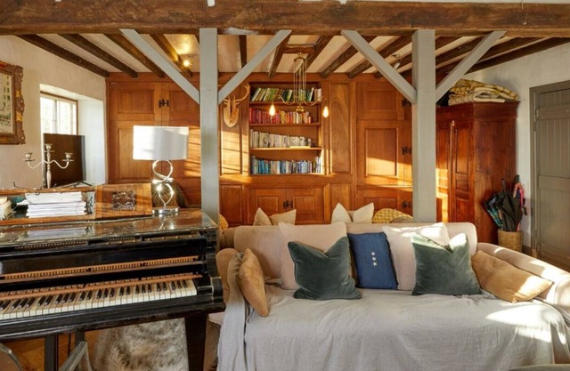 Lovely Cotswold Barn With Triple Height Sitting Room and Large Private Garden