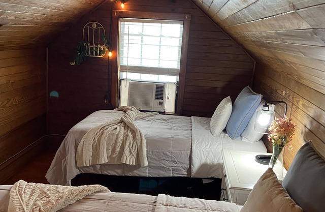 Lovely Cottage Home W/ Cabin Loft 7mins ✈️ 5mins to Downtown Atlanta