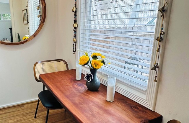 Lovely cottage w/hot tub in Pacific GrovenWalking distance to forest and beach.