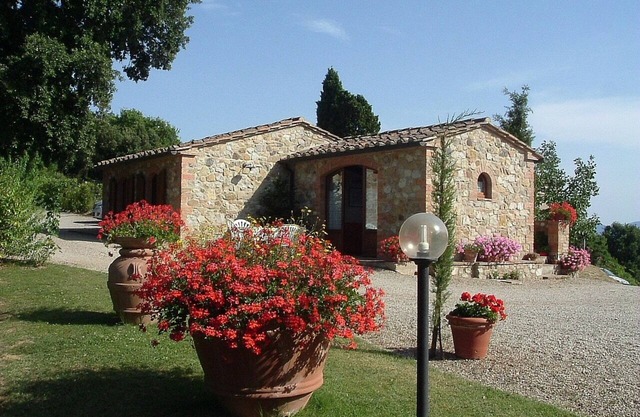 Lovely cottage with outdoor patio and small terrace. Panoramic pool and bbq.