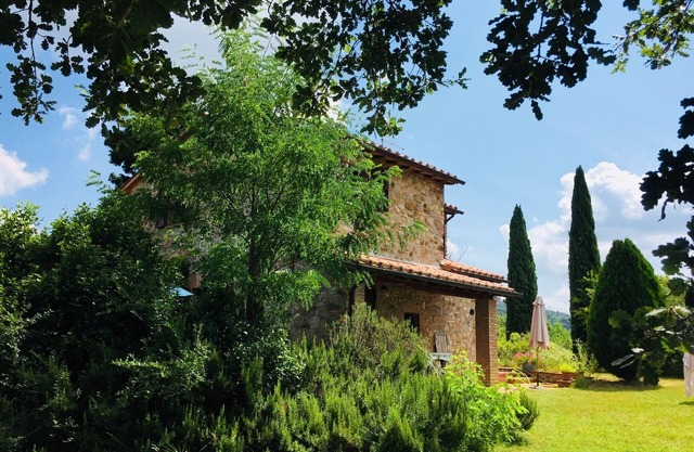 Gemuetliches Landhaus von Olivenhainen umgeben mit Panoramablick