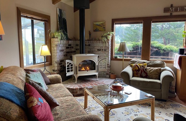 Lovely Craftsman light filled 2 bedroom 2 bath house in Mendocino