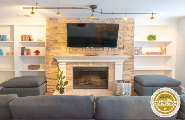 Lovely CWE 2BR | Private Parking / ABODEbucks
