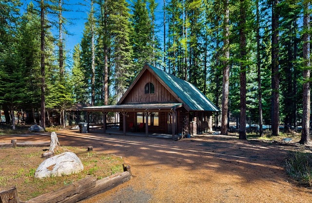 Schöne Hütte mit voll ausgestatteter Küche, Wrap-around-Deck und Gasgrill-Spaziergang zum See und der Stadt!