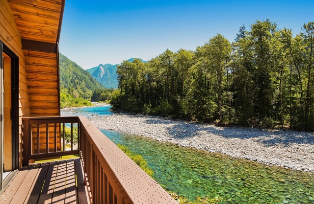 Schönes Haus am Ufer des Skyomish River, wachen Sie mit Blick auf die Berge!