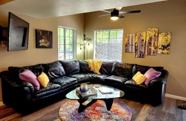 Lovely Downtown Condo, Walk to Historic Downtown!