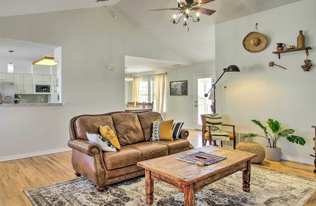 Lovely Edgewood Home ~ 34 Mi to Albuquerque!