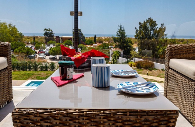 Lovely elegant 2+2 bed, 4 bath frontline house with stunning sea views and pool