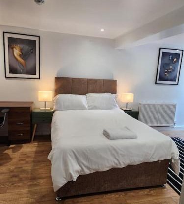 Lovely En-suite Room with private entry, Close to Station