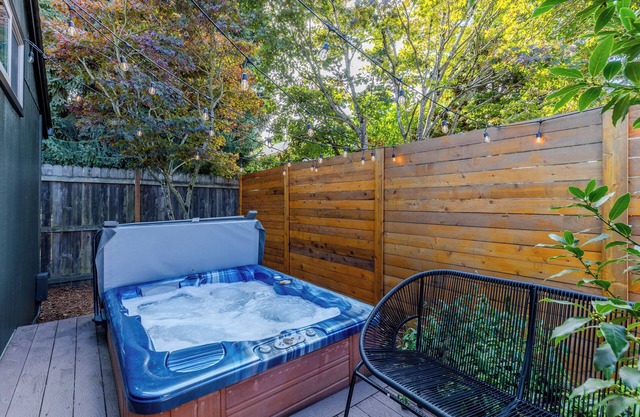 Lovely Eugene home near it all with hot tub!