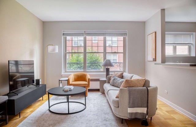 Lovely Evanston 2BR w/ Courtyard, nr Northwestern & Beach, by Blueground