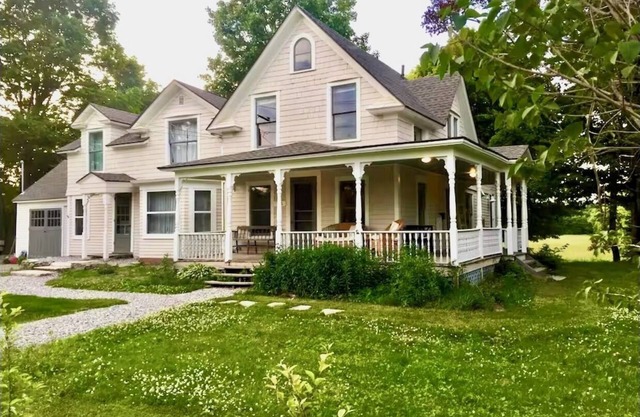 Pretty Farmhouse 4 bed/3.5 ba with Gorgeous Kitchen and Big Porch - close to GB!