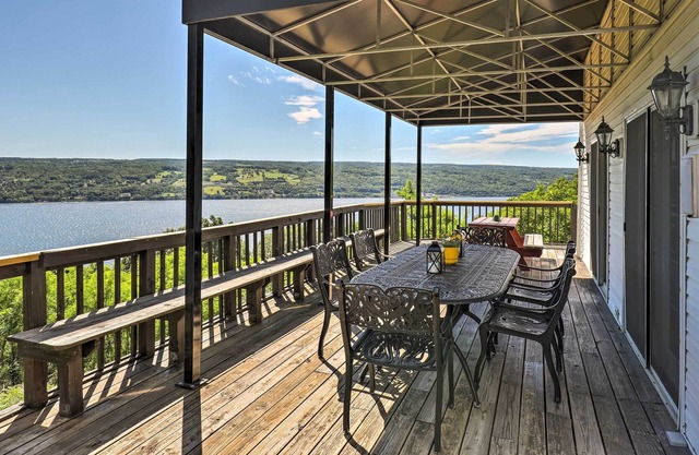 NEU! Schöne Finger Lakes Home w / Lake Views & Deck!
