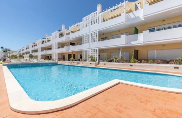 Schöne Wohnung im ersten Stock großer Balkon mit Blick auf Pool und Gärten lizenziert