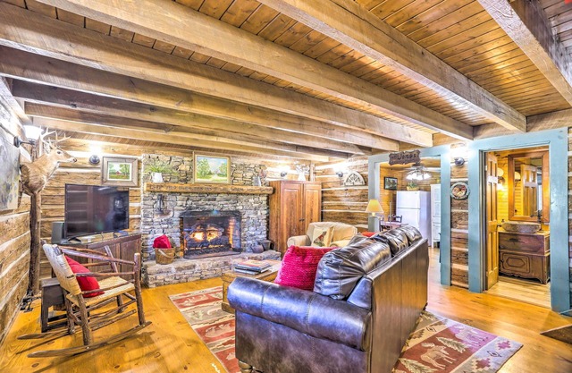 Lovely Flat Rock Cabin from 1905 w/ Fireplace