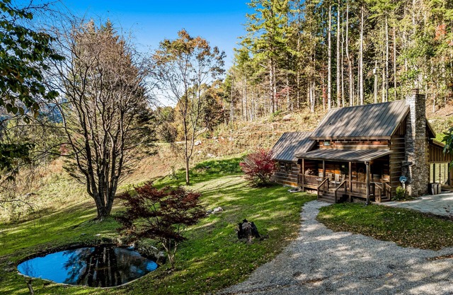 Lovely forest retreat with fireplace, full kitchen, front porch, and pond views