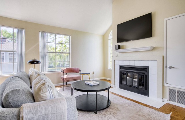 Lovely Foster City 2BR w/ Gym, 2 Pools & W/D, near VISA, by Blueground