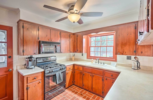 Lovely Freehold Home w/Deck, 16 Mi to Slopes