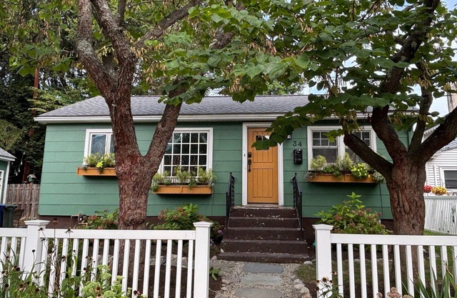 Lovely garden cottage, short walk to town and steps to canal path.