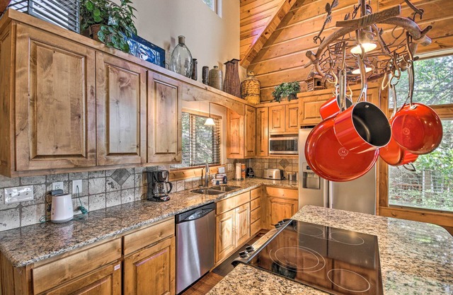 Lovely Garfield Cabin w/ Direct Beaver Lake Access