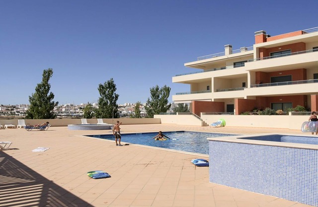 Lovely Ground Floor 2 Bedroom Apart w/ Communal Pool, Close to Beach & Amenities