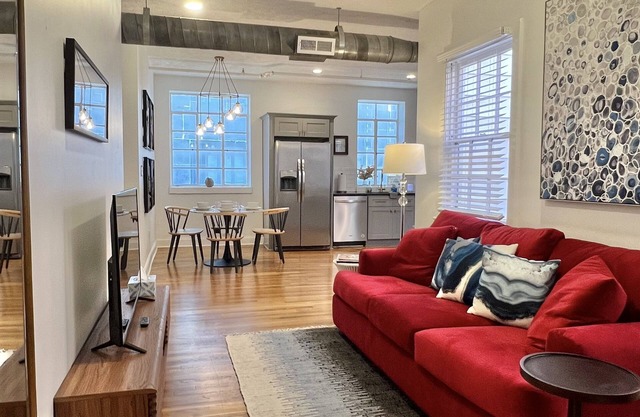 Lovely Historic downtown 2 BR
