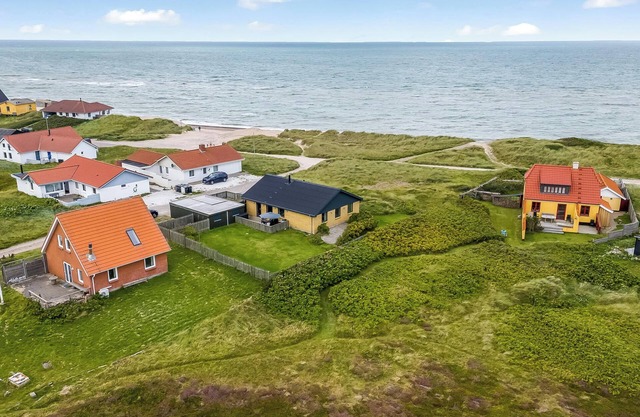 Lovely holiday home with panoramic views of the North Sea.
