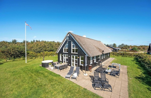 Lovely holiday home with fantastic views, fenced grounds, and a Wilderness bath.