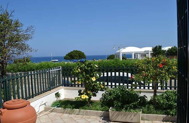 Ferienhaus am Meer mit Terrasse und herrlichem Blick auf Torre dell'Orso