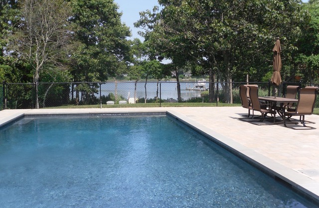 Wunderschönes Haus am Wasser mit Dock und beheiztem Gunite-Pool!