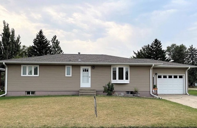 Lovely Home for the family with a huge yard and central location