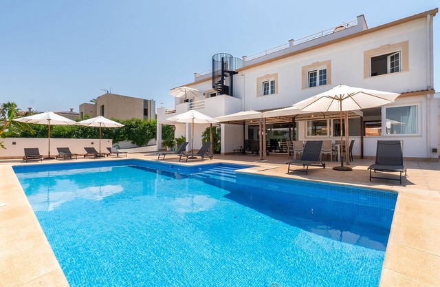 Schönes Haus in Sa Torre mit privatem Swimmingpool, kann drinnen oder draußen.