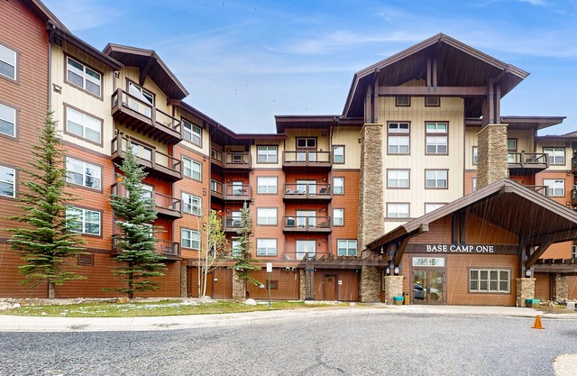 Lovely home in ski-in/ski-out complex with washer & dryer + shared pool/hot tub
