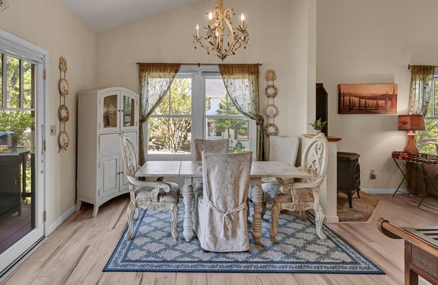 Lovely Home- near fine dining and pool area (Bret Harte Cottage)